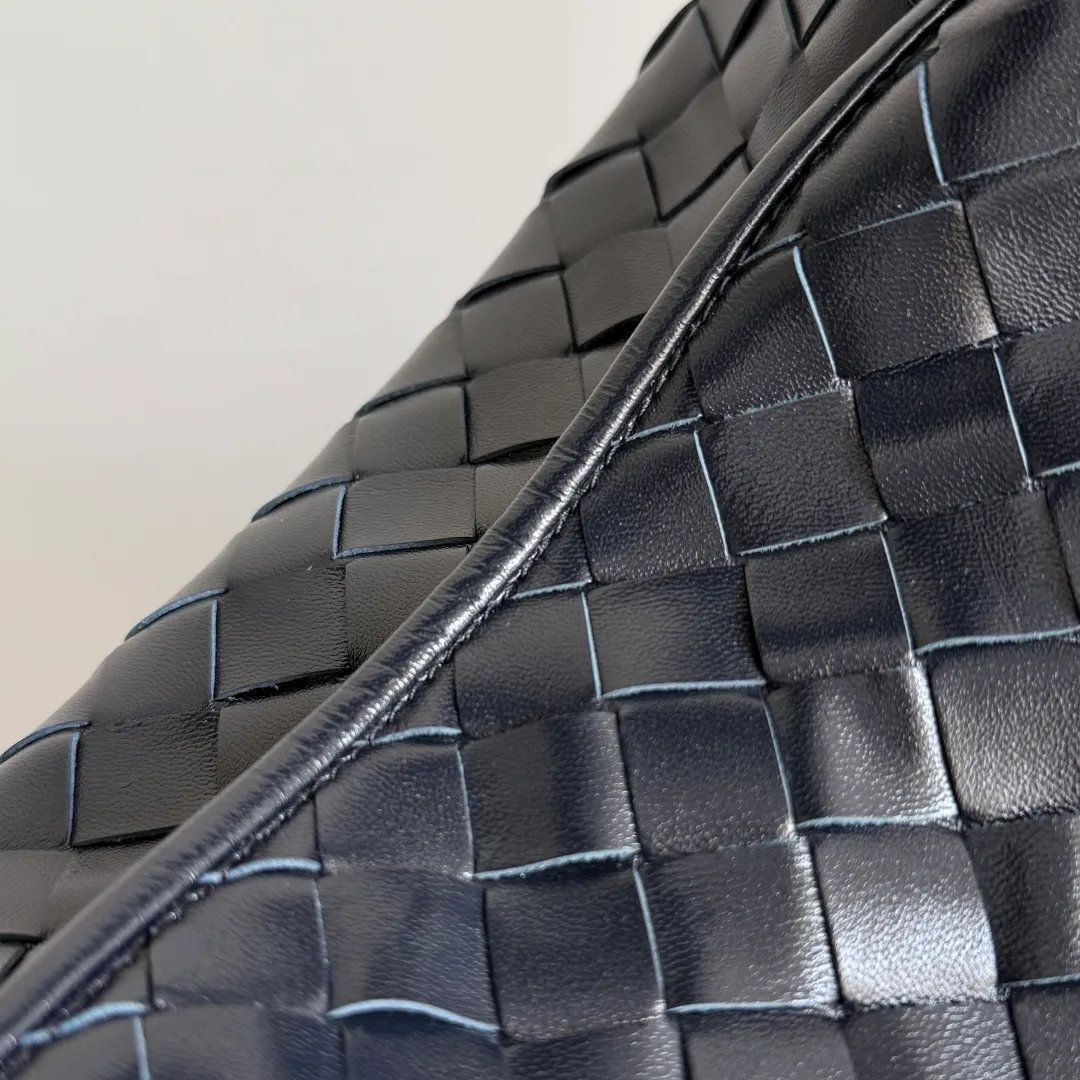 Batch 1960 It seems that this bag from BV has been popular recently ~ The new Hop is really not too beautiful. The whole bag has no seams. The bag body and handles are made of one piece of leather. It reflects the style and essence of Bottega Veneta. It truly represents craftsmanship and creativity. The large size has a very loose and lazy upper body. Big bag lovers will definitely not regret buying it. Style number: 796262 Size: 46*21*10cm